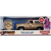 Stranger Things Hopper's Chevy Blazer with police badge 1:24 in doos (Jada Toys Metals die cast)